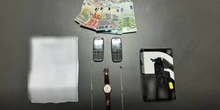 Νότια Προάστια: Πώς δρούσε η σπείρα που έκλεβε ηλικιωμένους – Το κόλπο με το αλουμινόχαρτο