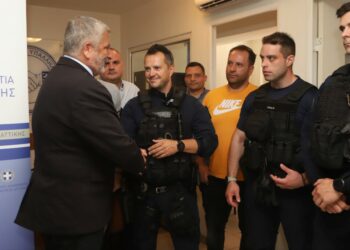 Παράδοση υγειονομικού υλικού στην Ένωση Αστυνομικών Υπαλλήλων Αθηνών από τον Περιφερειάρχη Αττικής