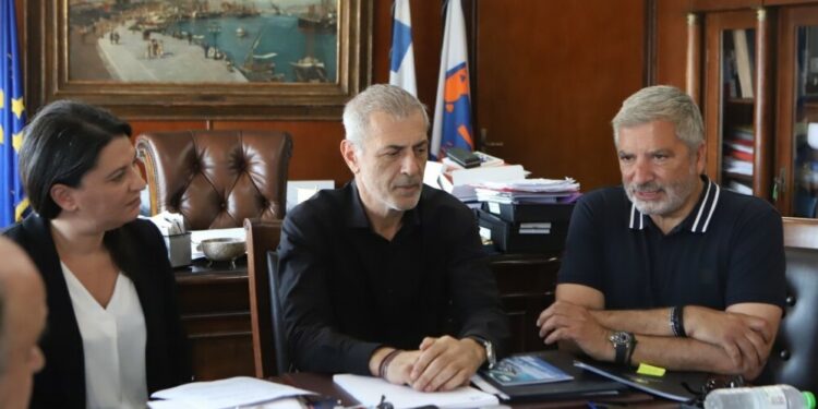 Στον Δήμο Πειραιά ο Περιφερειάρχης Αττικής Γ. Πατούλης – Πάνω από 100 εκ. ευρώ τα έργα και οι αναπτυξιακές δράσεις – Επιπλέον 100 εκ. ευρώ μέσω ΟΧΕ