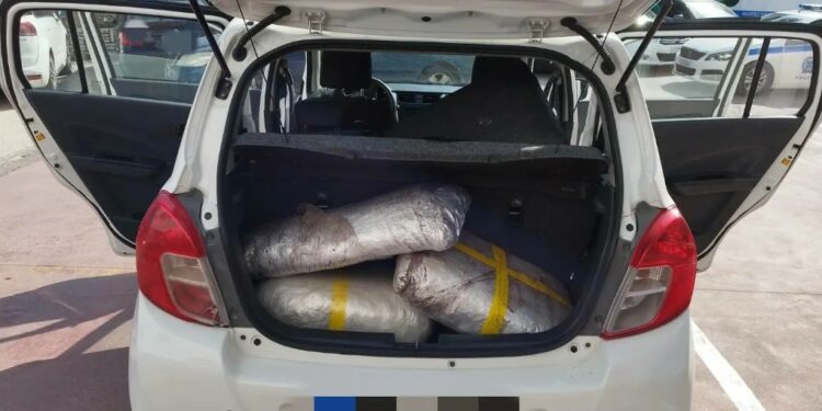 Ιωάννινα: 63,7 κιλά ακατέργαστης κάνναβης εντοπίστηκαν σε αυτοκίνητο