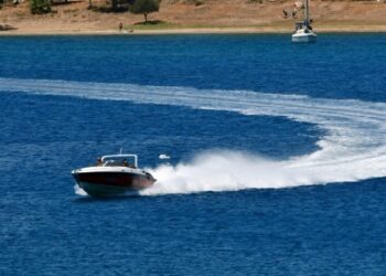 Ημιβύθιση ταχύπλοου μεταξύ Αίγινας και Πειραιά – Καλά στην υγείας τους οι 8 επιβαίνοντες