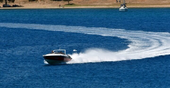 Ημιβύθιση ταχύπλοου μεταξύ Αίγινας και Πειραιά – Καλά στην υγείας τους οι 8 επιβαίνοντες