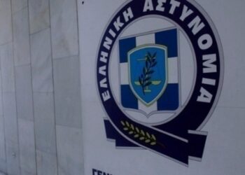 Εισέβαλαν με αυτοκίνητο και λήστεψαν υποκατάστημα των ΕΛΤΑ στην Ελευσίνα