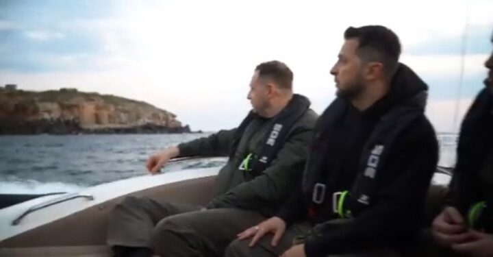 Ο Ζελένσκι επισκέφθηκε το Νησί των Φιδιών, σύμβολο της αντίστασης απέναντι στη Ρωσία