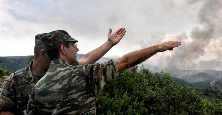Συνδρομή των Ενόπλων Δυνάμεων στα μέτωπα των πυρκαγιών σε Κουβαρά, Λουτράκι και Δερβενοχώρια