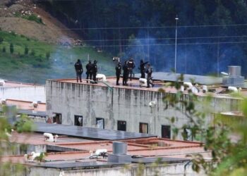 17 υπάλληλοι της υπηρεσίας φυλακών στον Ισημερινό παραμένουν όμηροι