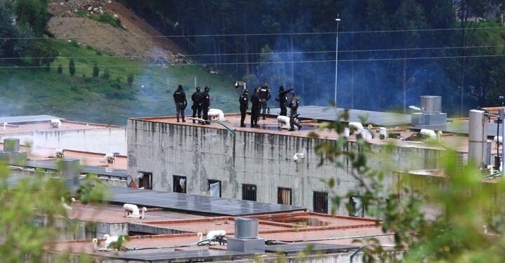 17 υπάλληλοι της υπηρεσίας φυλακών στον Ισημερινό παραμένουν όμηροι