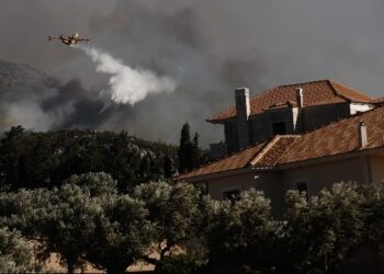 Καλύτερη η εικόνα από τις πυρκαγιές σε Κουβαρά, Κερατέα, Λουτράκι – Ενεργά μέτωπα στα Δερβενοχώρια