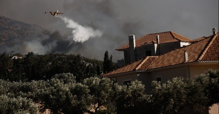 Καλύτερη η εικόνα από τις πυρκαγιές σε Κουβαρά, Κερατέα, Λουτράκι – Ενεργά μέτωπα στα Δερβενοχώρια