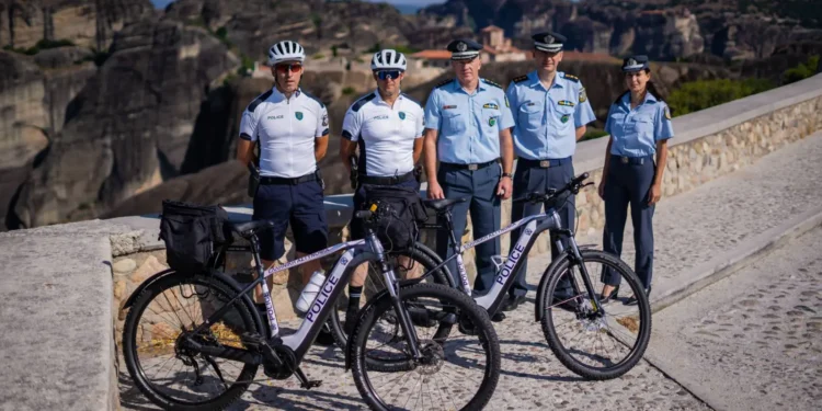 Ξεκίνησαν οι περιπολίες με ηλεκτρικά ποδήλατα από αστυνομικούς του Αστυνομικού Τμήματος Μετεώρων