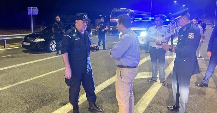 Στην Μάνδρα ο Ν. Μηταράκης: Οι άνδρες και οι γυναίκες της ΕΛΑΣ επιχειρούν με αυταπάρνηση και αυτοθυσία στις περιοχές που πλήττονται από τις πυρκαγιές