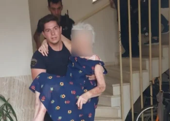 Φωτιά στον Κουβαρά: Άντρες της ΟΠΚΕ απεγκλώβισαν παιδιά, ηλικιωμένους και ζώα