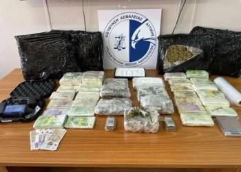 Εντοπίστηκαν σε ειδική κρύπτη ντουλάπας σε οικία στην Αθήνα ποσότητες κοκαΐνης και κάνναβης, οπλισμός και μεγάλο χρηματικό ποσό