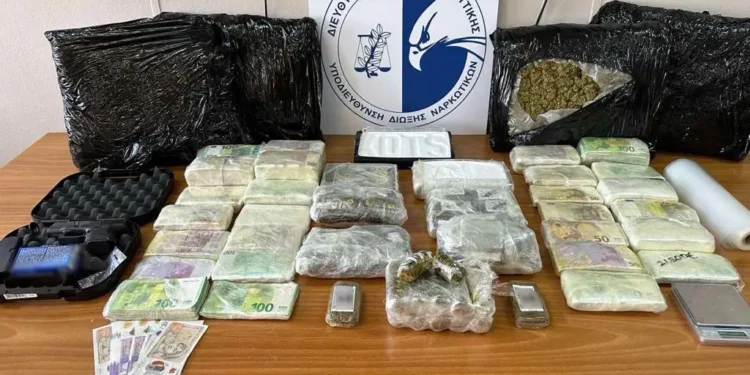 Εντοπίστηκαν σε ειδική κρύπτη ντουλάπας σε οικία στην Αθήνα ποσότητες κοκαΐνης και κάνναβης, οπλισμός και μεγάλο χρηματικό ποσό