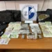 Εντοπίστηκαν σε ειδική κρύπτη ντουλάπας σε οικία στην Αθήνα ποσότητες κοκαΐνης και κάνναβης, οπλισμός και μεγάλο χρηματικό ποσό
