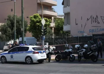 Κολωνός: Απόπειρα ληστείας με πυροβολισμούς κι έναν τραυματία