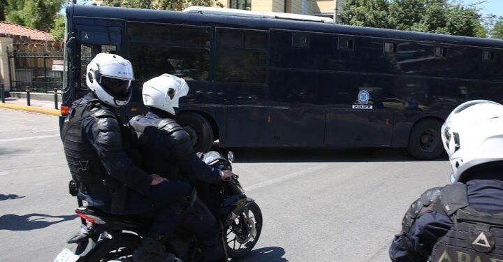 Αύριο ξεκινούν ενώπιον των ανακριτών οι απολογίες των πρώτων κατηγορουμένων για τα επεισόδια στη Νέα Φιλαδέλφεια