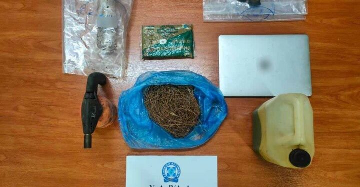 ΕΛΑΣ: Προσανάμματα, φλόγιστρο και πευκοβελόνες βρέθηκαν στο σπίτι του 45χρονου που συνελήφθη για εμπρησμό στον Αυλώνα
