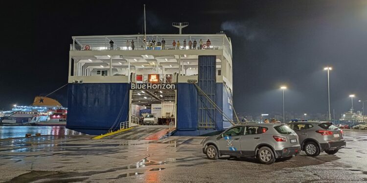 Η στιγμή που το Λιμενικό συλλαμβάνει τον καπετάνιο και 3 μέλη του πληρώματος