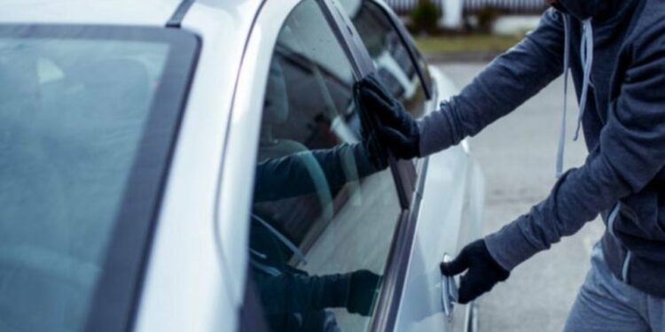 Ξάνθη: Σύλληψη ημεδαπού για κλοπή από σταθμευμένο όχημα