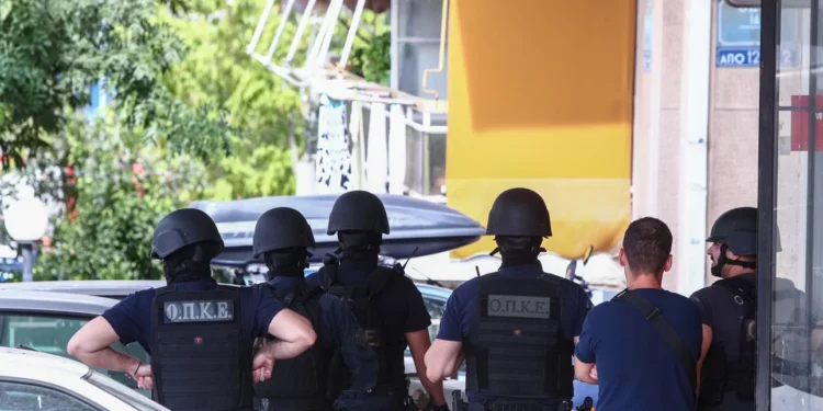 Λήξη συναγερμού στον Νέο Κόσμο: Συνελήφθη ο άνδρας που είχε ταμπουρωθεί στο σπίτι του