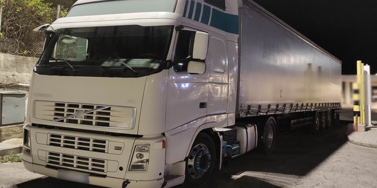 Συνελήφθη διακινητής ο οποίος προωθούσε στο εσωτερικό της χώρας 13 μη νόμιμους μετανάστες