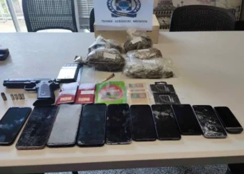 Συνελήφθη 19χρονος για διακίνηση ναρκωτικών ουσιών και κατοχή όπλου στον Ασπρόπυργο