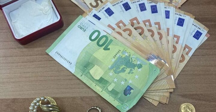 Επ’ αυτοφώρω συνελήφθη γυναίκα για τηλεφωνικές απάτες με πρόσχημα τροχαία