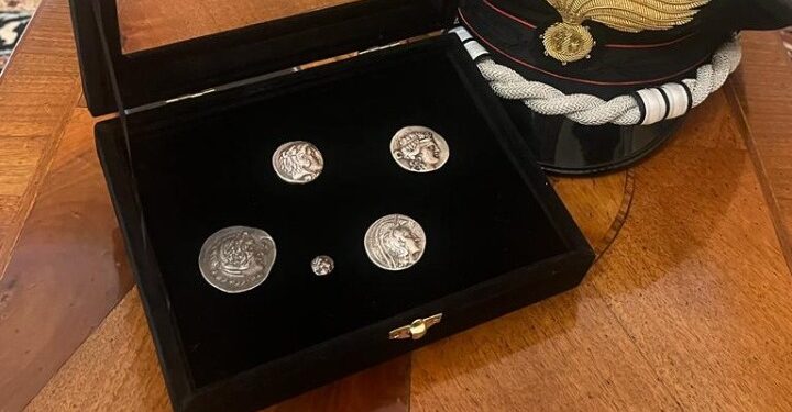 Ιταλία: Κατασχέθηκαν και επεστράφησαν στην Ελλάδα 5 αρχαιοελληνικά νομίσματα