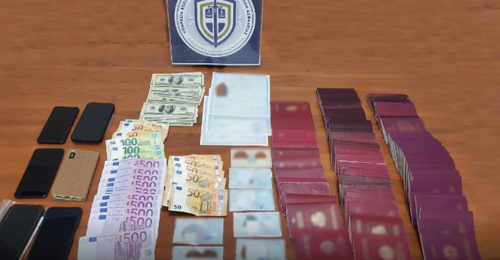 Στη φυλακή o απόστρατος αστυνομικός και ο «εγκέφαλος» του κυκλώματος παράνομων ελληνοποιήσεων