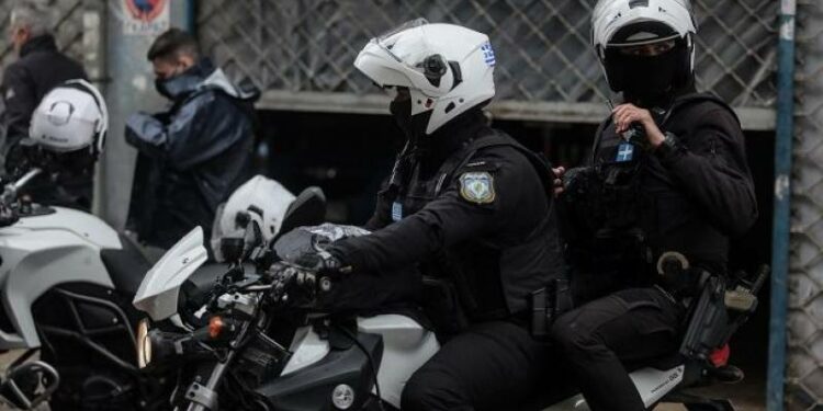 Λήστεψαν περαστικούς με την απειλή σύριγγας