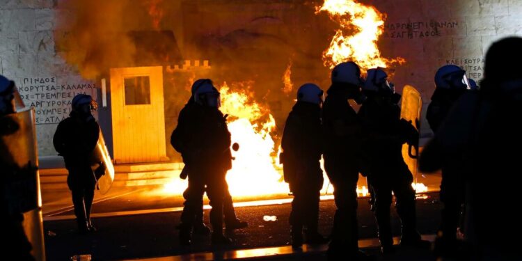 Πλατεία Βικτωρίας: Κατεπείγουσα διοικητική εξέταση για βίντεο που δείχνει αστυνομικούς να χτυπούν συλληφθέντα