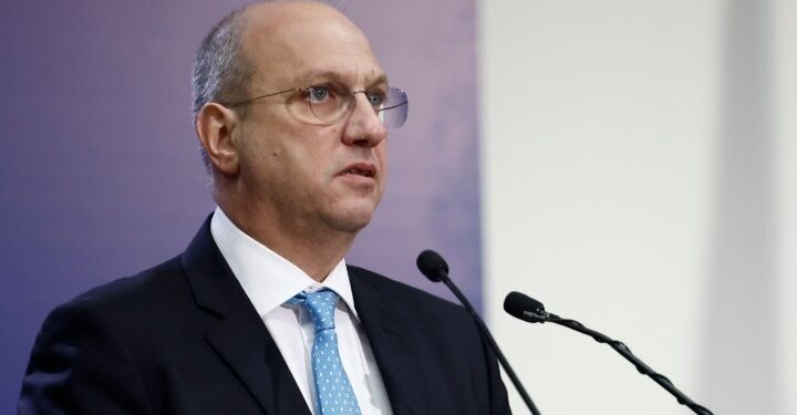 Γ. Οικονόμου: Η ΕΛΑΣ δρα συνετά και αποτελεσματικά – Σχηματίστηκε δικογραφία σε βάρος 22χρονου που ύψωσε τη σημαία της Παλαιστίνης στο Σύνταγμα