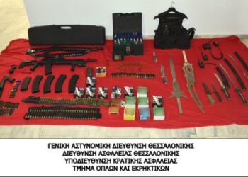 Κατείχε όπλα, σπαθιά και μαχαίρια