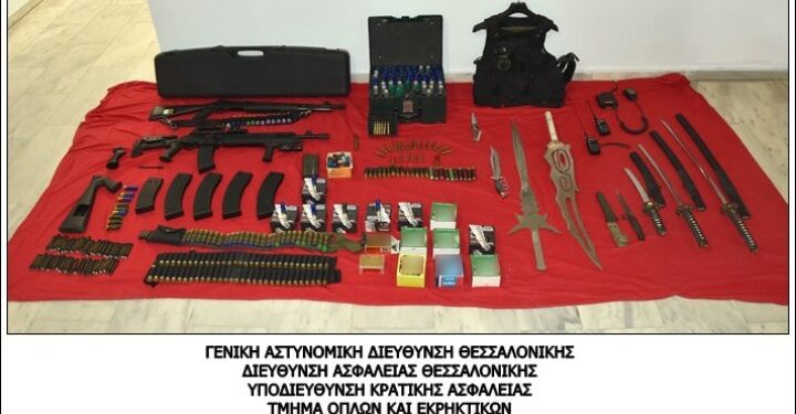 Κατείχε όπλα, σπαθιά και μαχαίρια