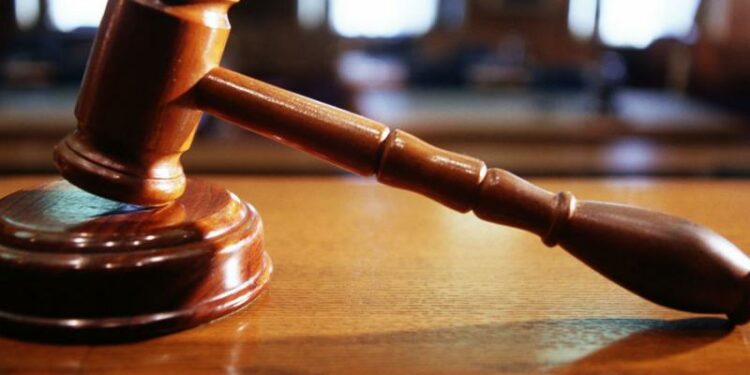 Στην ανακρίτρια Πειραιά o 18χρονος για την επίθεση με φωτοβολίδα εναντίον αστυνομικού