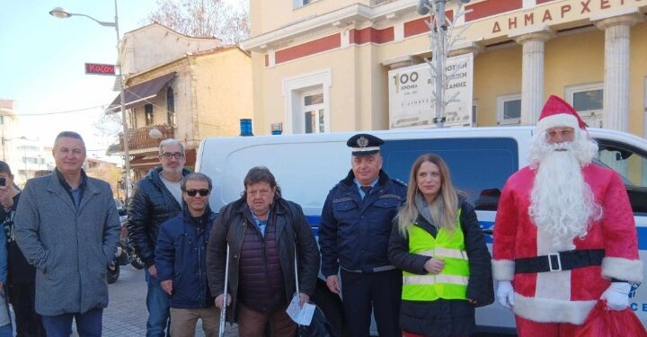 Ενημερωτικά φυλλάδια μοίρασαν οι αστυνομικοί του Τμήματος Τροχαίας Κοζάνης