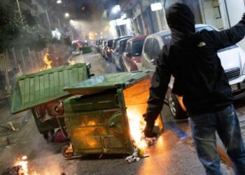 35 προσαγωγές, 16 συλλήψεις για τα επεισόδια στη Θεσσαλονίκη μετά την πορεία για τον Αλ. Γρηγορόπουλο