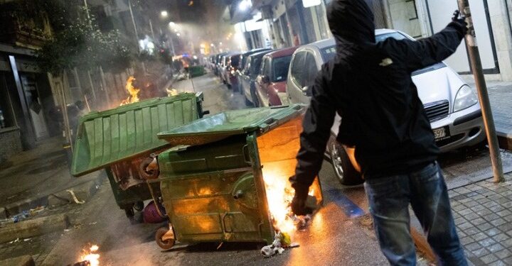 35 προσαγωγές, 16 συλλήψεις για τα επεισόδια στη Θεσσαλονίκη μετά την πορεία για τον Αλ. Γρηγορόπουλο