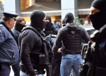 Προφυλακίστηκε ο 18χρονος που έριξε τη φωτοβολίδα στον αστυνομικό – Αναμένονται νέες προσαγωγές από την οικογένειά του