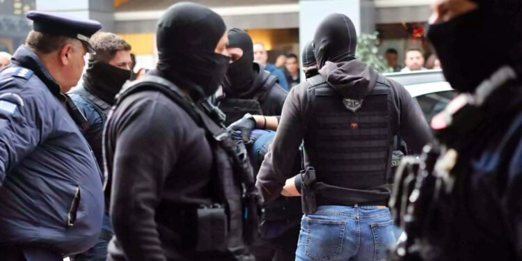 Προφυλακίστηκε ο 18χρονος που έριξε τη φωτοβολίδα στον αστυνομικό – Αναμένονται νέες προσαγωγές από την οικογένειά του