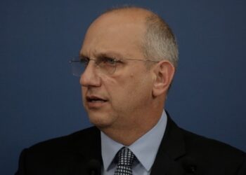 Στο Γενικό Κρατικό Νικαίας ο Γ. Οικονόμου, για τον σοβαρά τραυματισμένο αστυνομικό