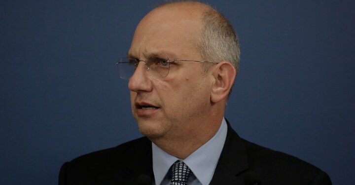 Στο Γενικό Κρατικό Νικαίας ο Γ. Οικονόμου, για τον σοβαρά τραυματισμένο αστυνομικό