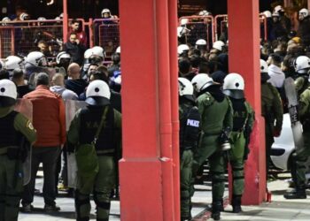 Πέθανε ο αστυνομικός που χτυπήθηκε από φωτοβολίδα στου Ρέντη