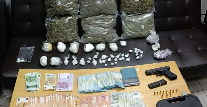 Έκρυβαν ναρκωτικά σε εγκαταλελειμμένο κτίριο και σε υπαίθριους χώρους