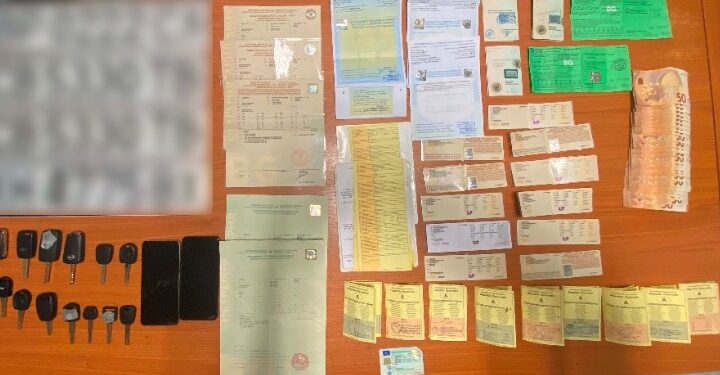 Κύκλωμα έκλεβε ή αγόραζε παράνομα αυτοκίνητα και τα διέθετε σε διακινητές μεταναστών