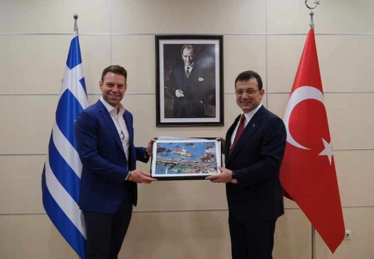 Με φόντο τον Κεμάλ ο Κασσελάκης στην Πόλη