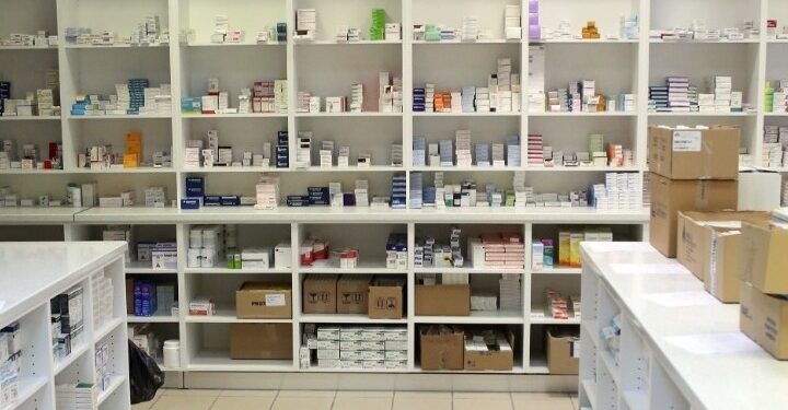 Έκλεβαν καλλυντικά και προϊόντα υγιεινής από φαρμακεία – Μία σύλληψη