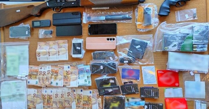 Εγκληματική οργάνωση διέθετε κλεμμένες επιταγές και διακινούσε παράνομα μετανάστες