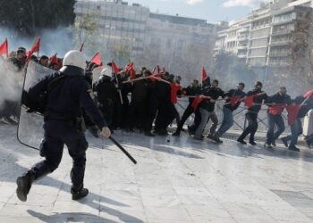 ΕΛΑΣ: 9 πολίτες και 7 αστυνομικοί τραυματίστηκαν στα επεισόδια στην Πλατεία Συντάγματος – 3 συλλήψεις και 14 προσαγωγές